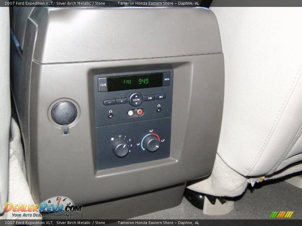 Controls of 2007 Ford Expedition XLT Photo #31