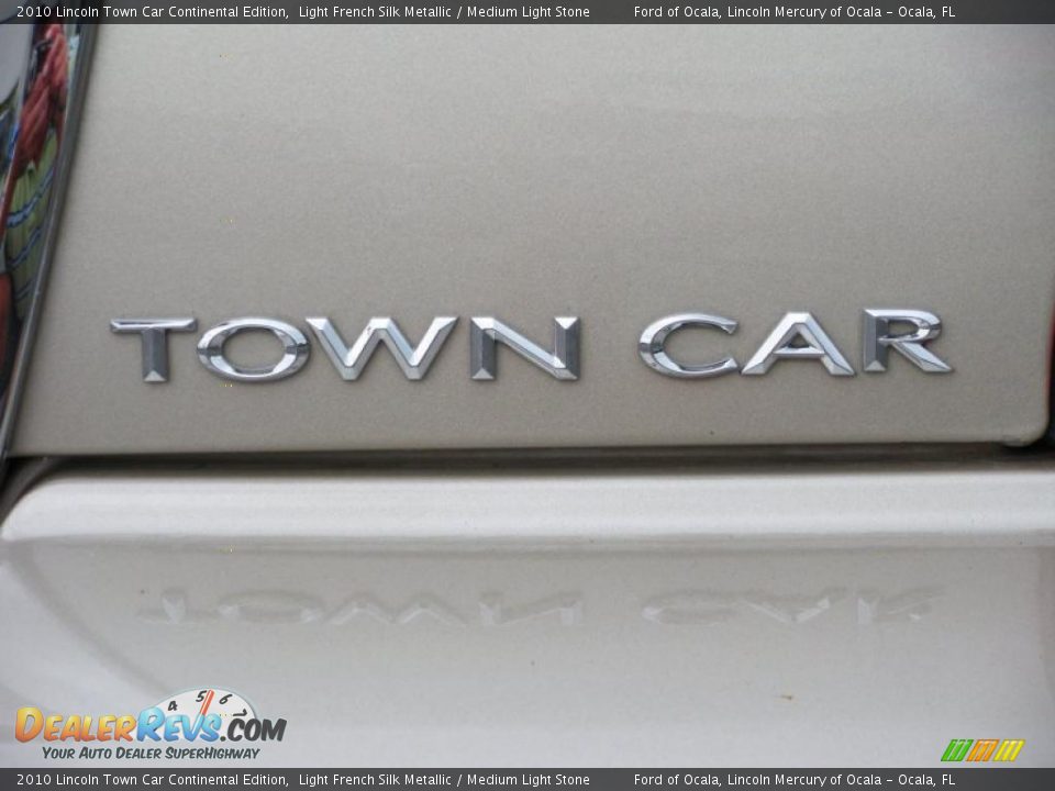 2010 Lincoln Town Car Continental Edition Light French Silk Metallic / Medium Light Stone Photo #4