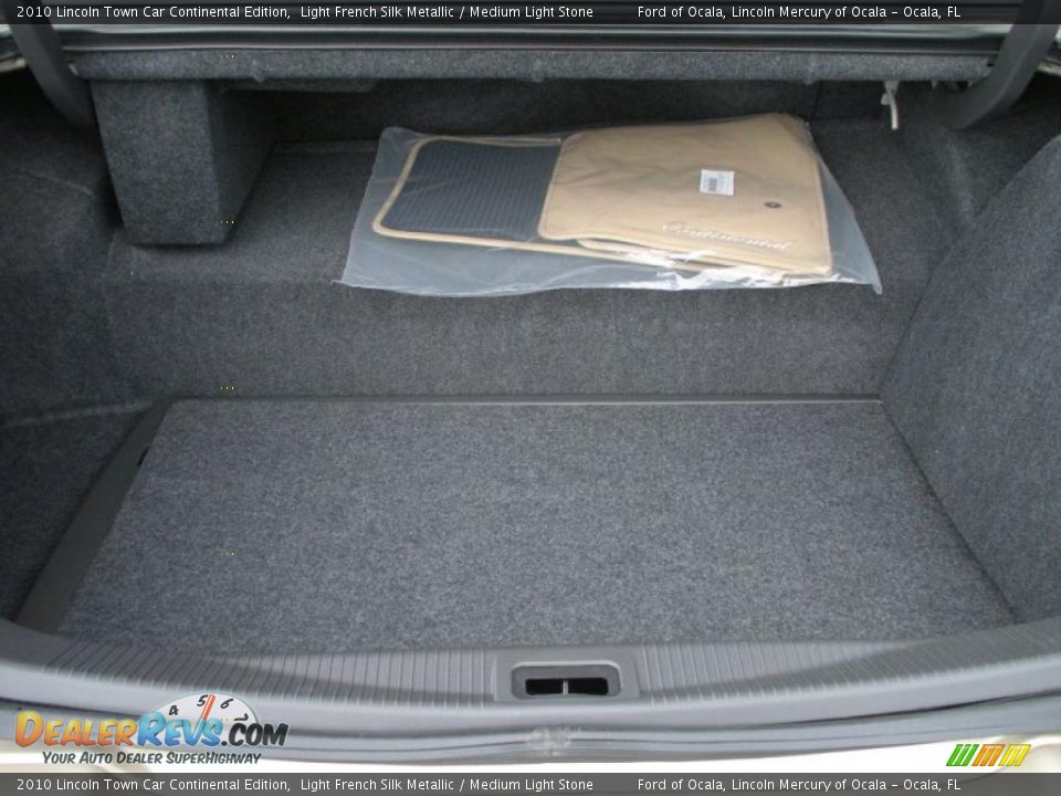 2010 Lincoln Town Car Continental Edition Light French Silk Metallic / Medium Light Stone Photo #10