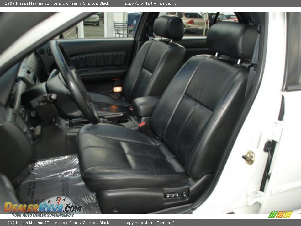 Charcoal Black Interior - 1999 Nissan Maxima SE Photo #17