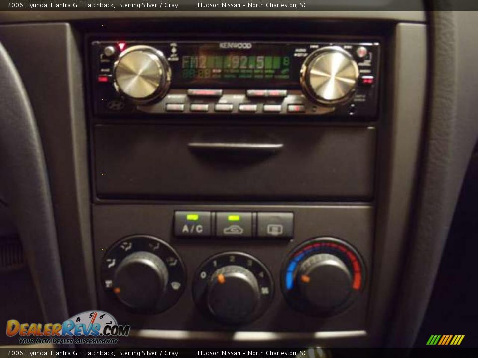 Controls of 2006 Hyundai Elantra GT Hatchback Photo #15