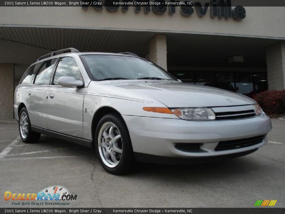 Front 3/4 View of 2001 Saturn L Series LW200 Wagon Photo #1