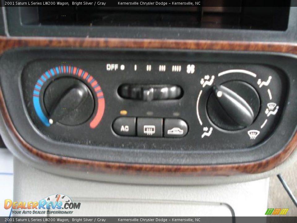 Controls of 2001 Saturn L Series LW200 Wagon Photo #23