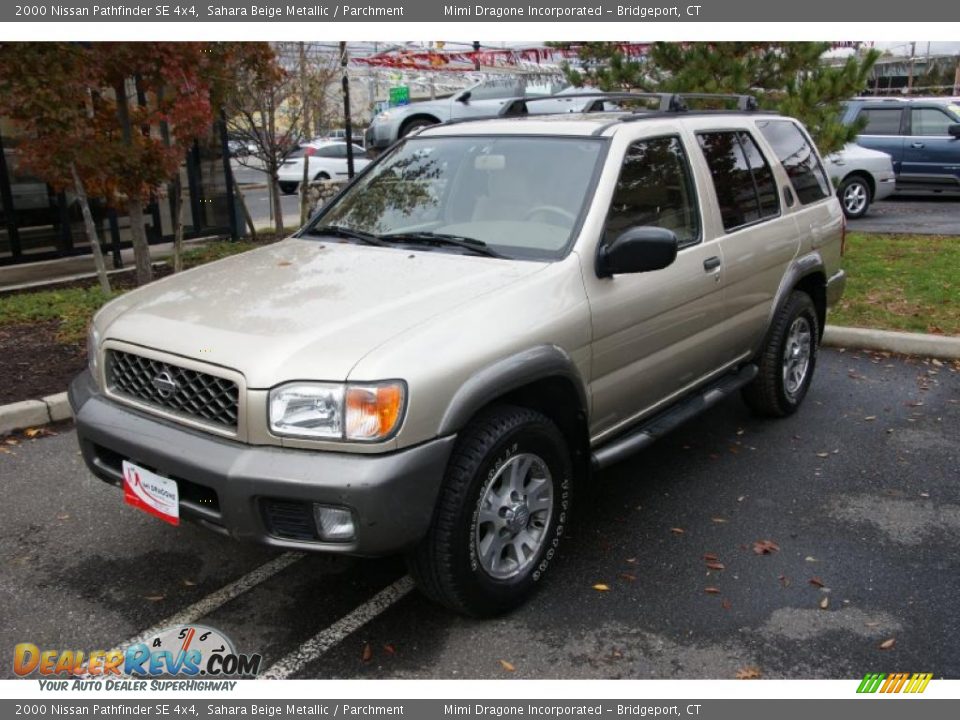 Front 3/4 View of 2000 Nissan Pathfinder SE 4x4 Photo #1
