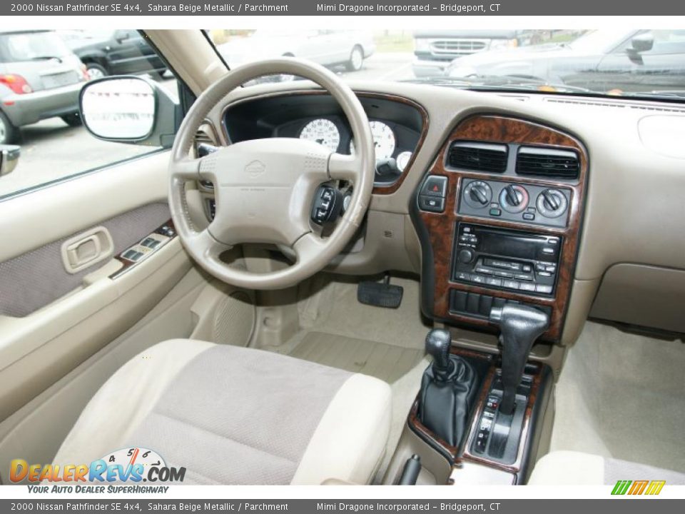 Dashboard of 2000 Nissan Pathfinder SE 4x4 Photo #14