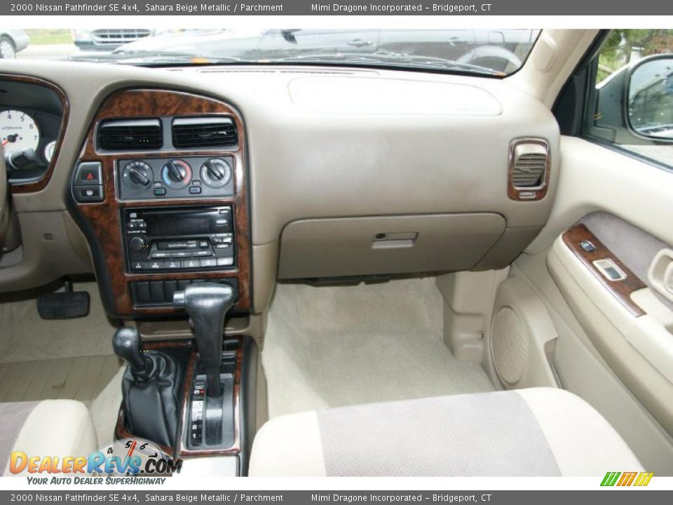 Dashboard of 2000 Nissan Pathfinder SE 4x4 Photo #15