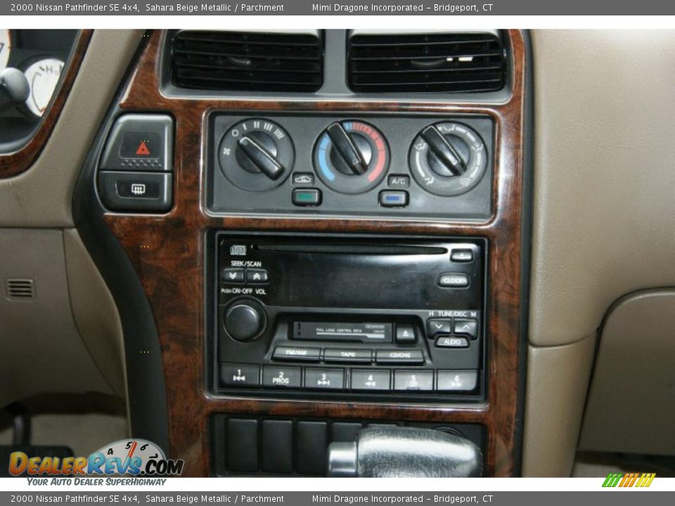 Controls of 2000 Nissan Pathfinder SE 4x4 Photo #16