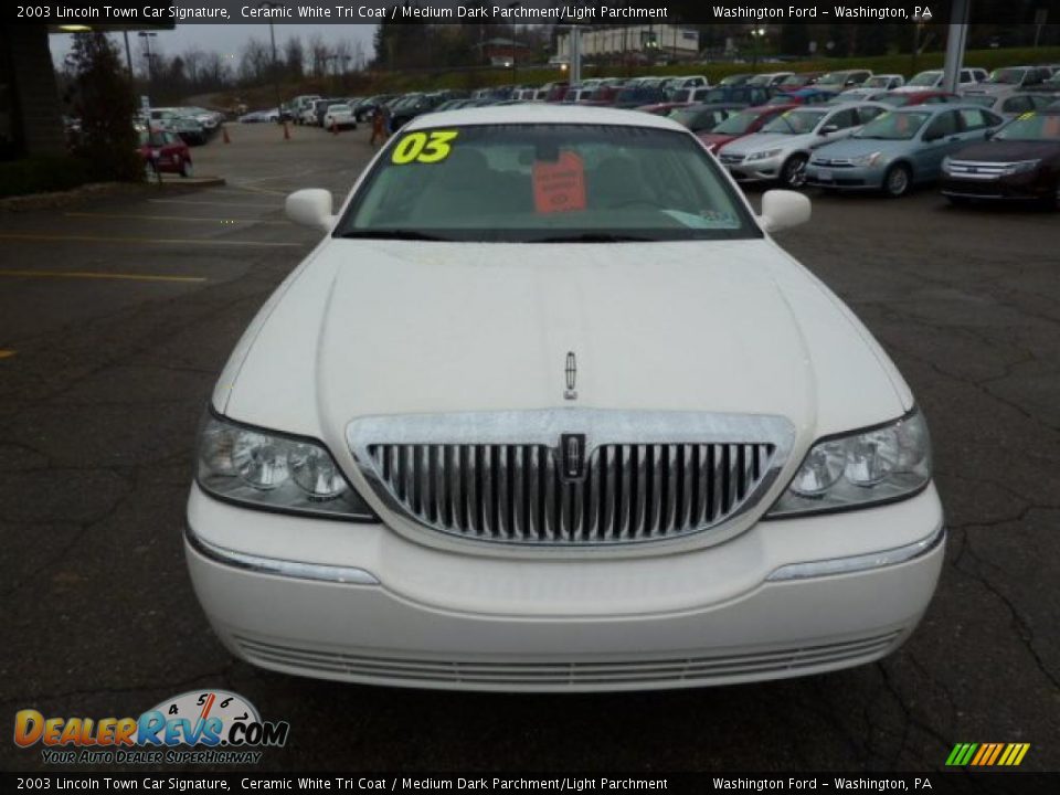 2003 Lincoln Town Car Signature Ceramic White Tri Coat / Medium Dark Parchment/Light Parchment Photo #7