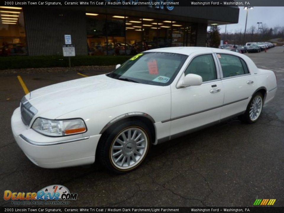 Front 3/4 View of 2003 Lincoln Town Car Signature Photo #8