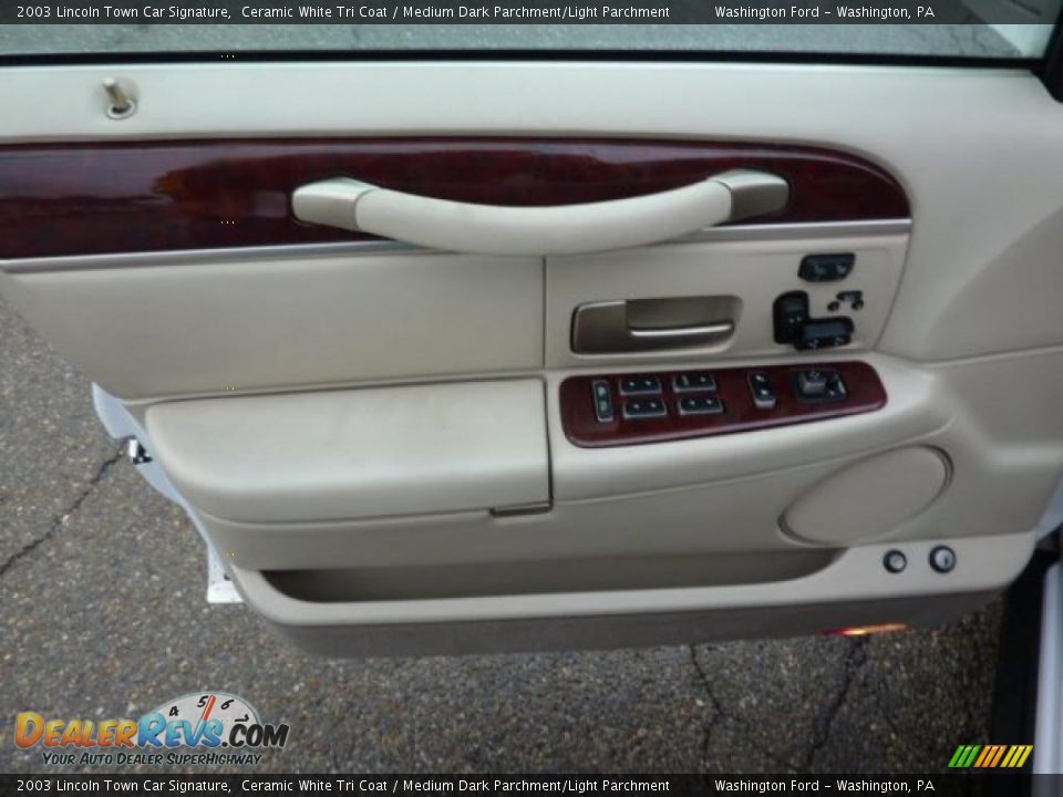 Door Panel of 2003 Lincoln Town Car Signature Photo #12