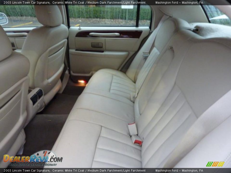 Medium Dark Parchment/Light Parchment Interior - 2003 Lincoln Town Car Signature Photo #13