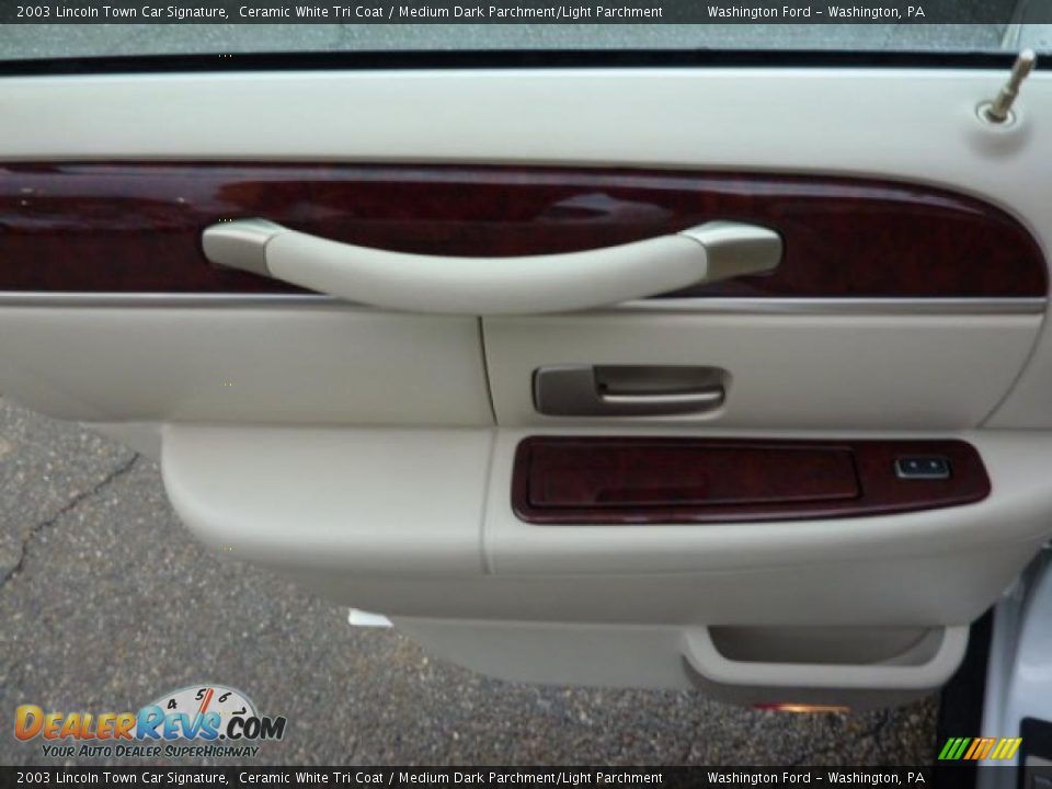 Door Panel of 2003 Lincoln Town Car Signature Photo #14