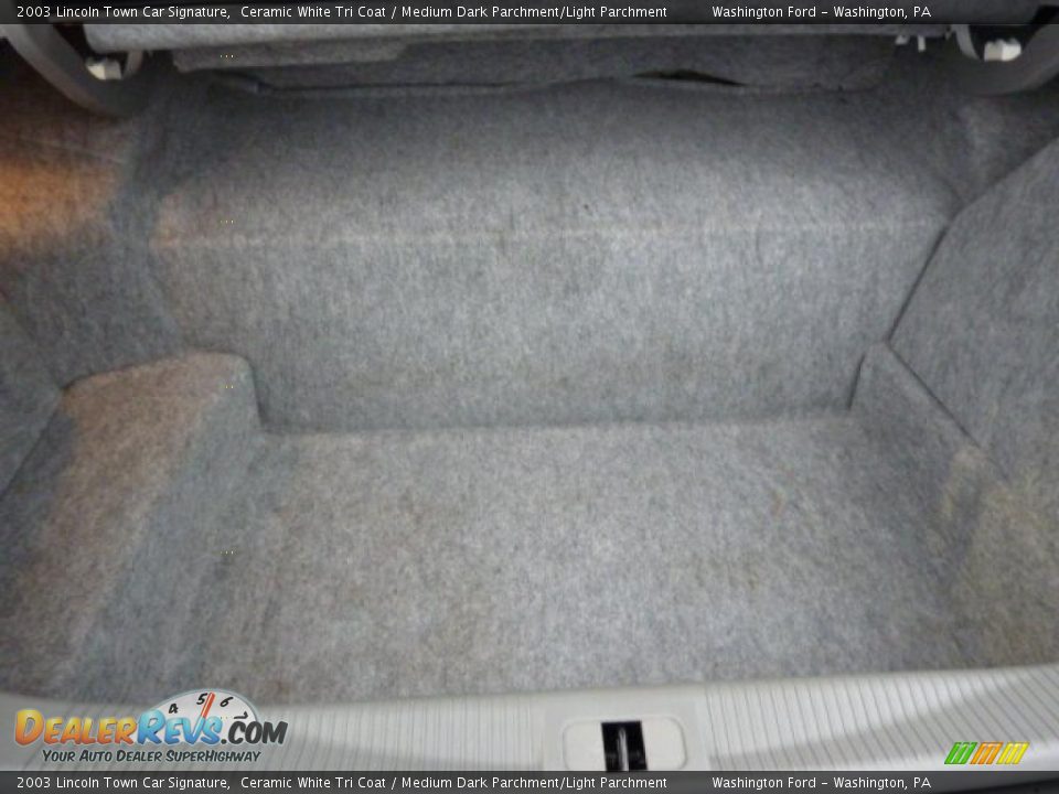 2003 Lincoln Town Car Signature Trunk Photo #15