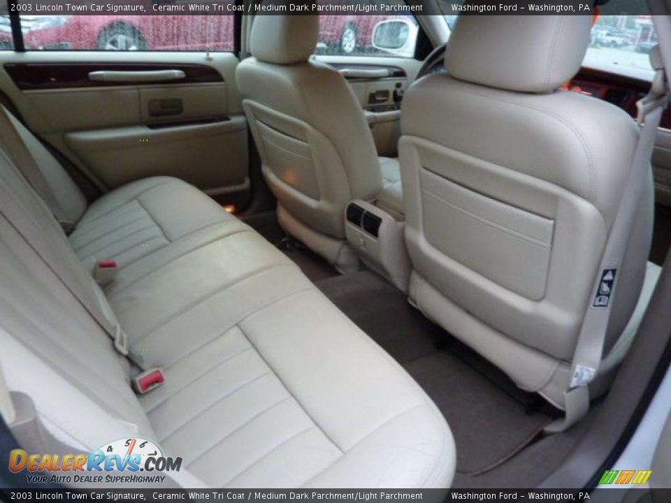 Medium Dark Parchment/Light Parchment Interior - 2003 Lincoln Town Car Signature Photo #16