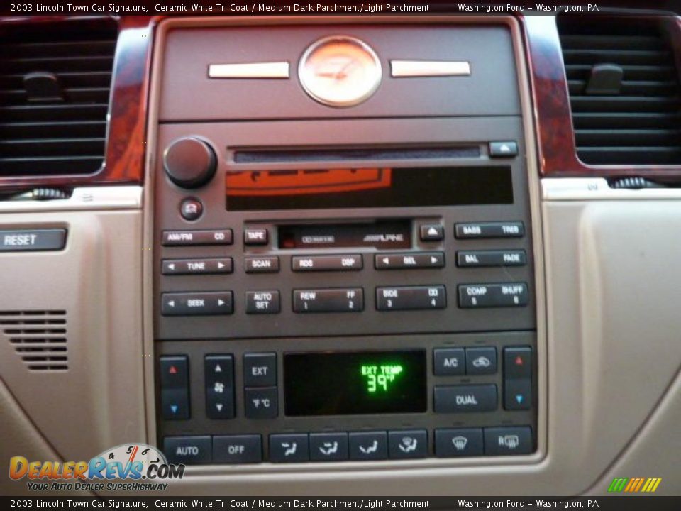 Controls of 2003 Lincoln Town Car Signature Photo #18