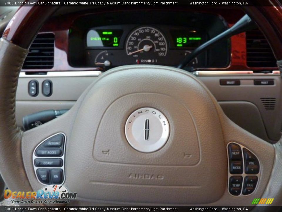 Controls of 2003 Lincoln Town Car Signature Photo #19