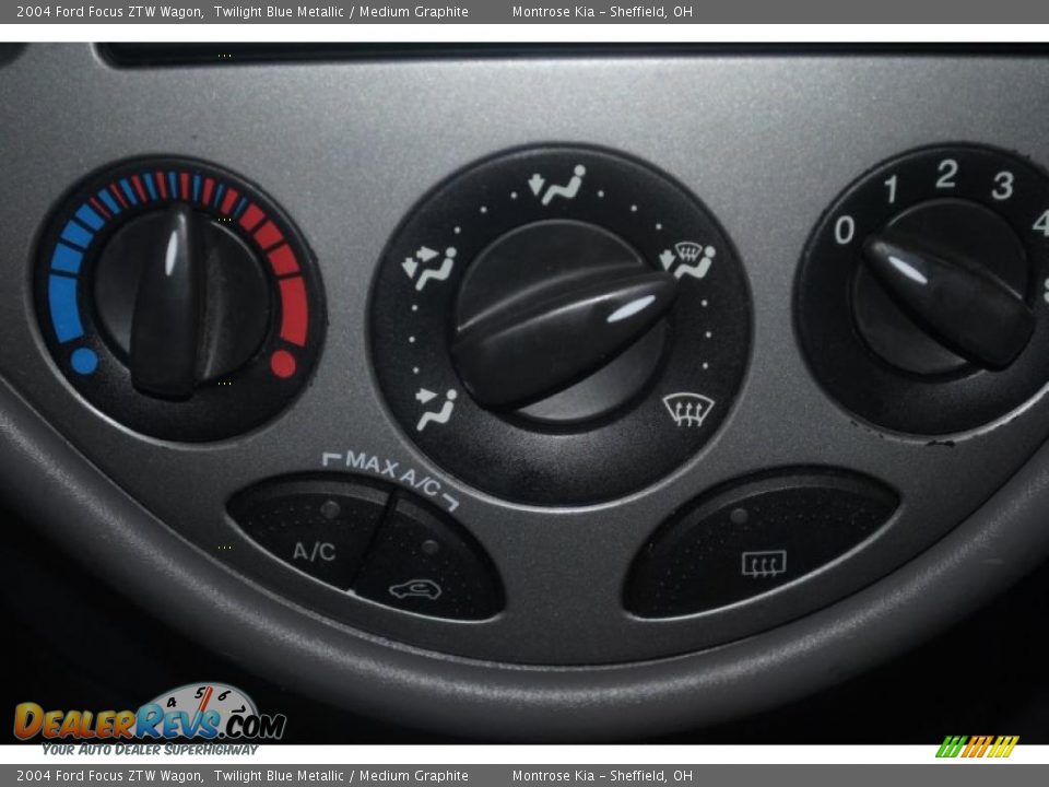 2004 Ford Focus ZTW Wagon Twilight Blue Metallic / Medium Graphite Photo #33
