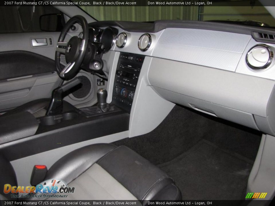 Dashboard of 2007 Ford Mustang GT/CS California Special Coupe Photo #8