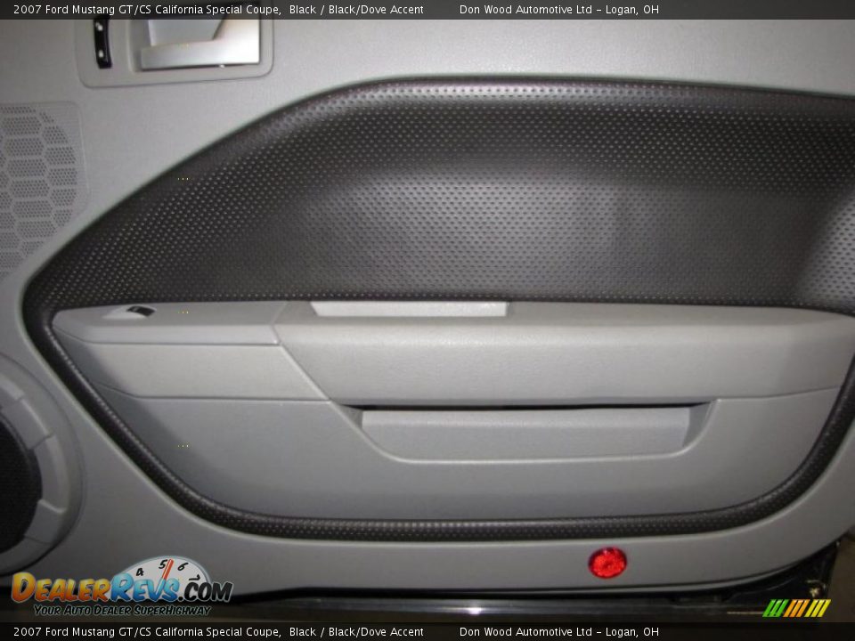 Door Panel of 2007 Ford Mustang GT/CS California Special Coupe Photo #11