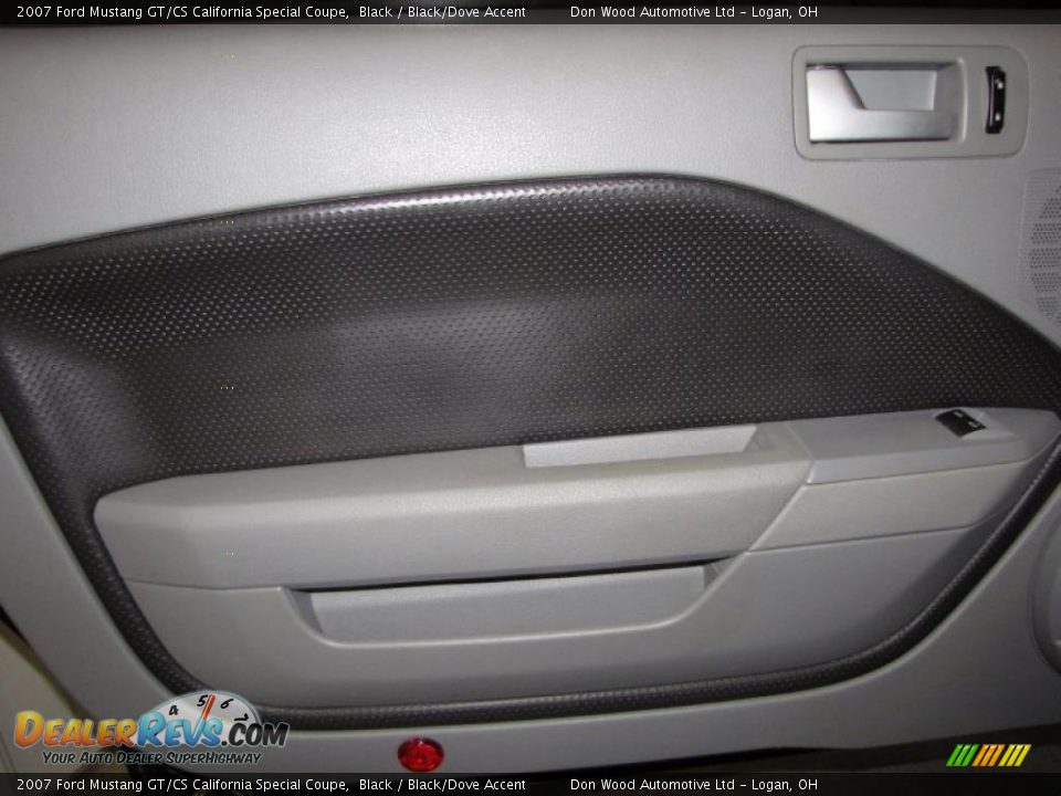 Door Panel of 2007 Ford Mustang GT/CS California Special Coupe Photo #14