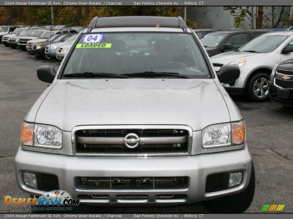 2004 Nissan Pathfinder SE 4x4 Chrome Silver Metallic / Charcoal Photo #2