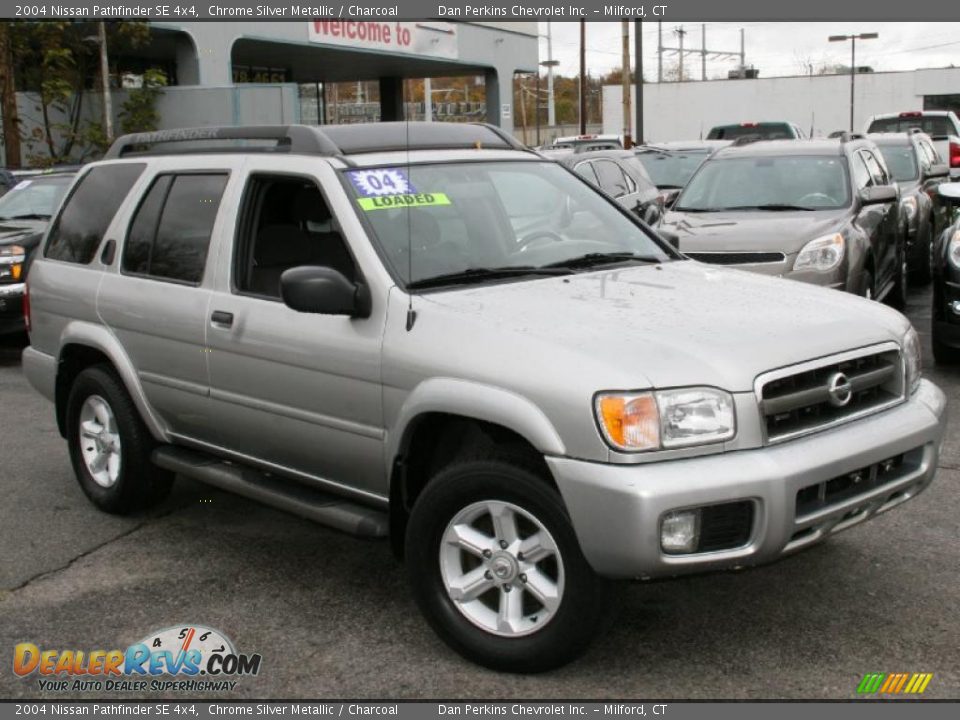 2004 Nissan Pathfinder SE 4x4 Chrome Silver Metallic / Charcoal Photo #3