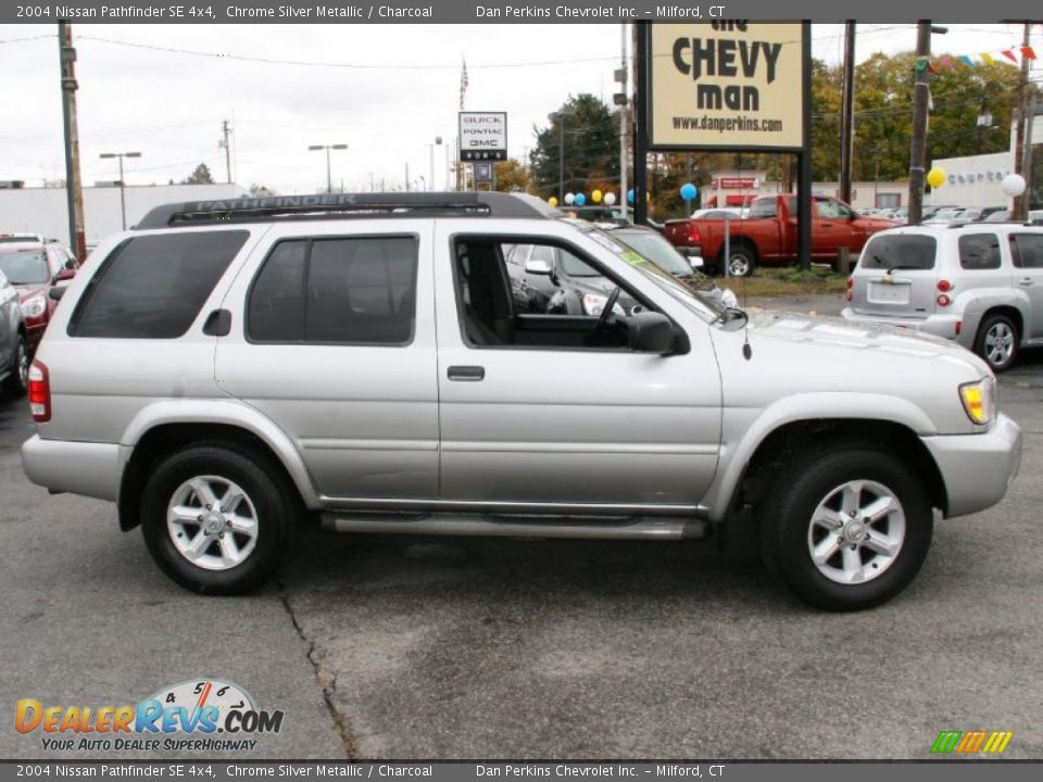 2004 Nissan Pathfinder SE 4x4 Chrome Silver Metallic / Charcoal Photo #4