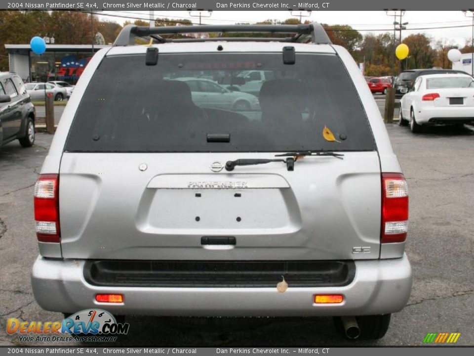 2004 Nissan Pathfinder SE 4x4 Chrome Silver Metallic / Charcoal Photo #6