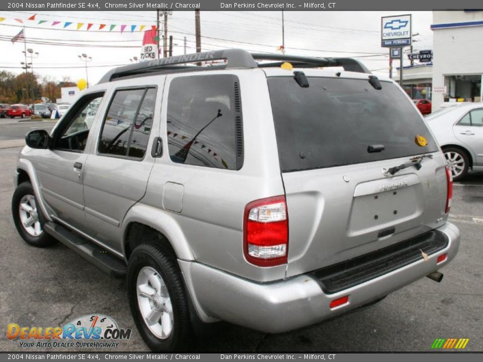 2004 Nissan Pathfinder SE 4x4 Chrome Silver Metallic / Charcoal Photo #8