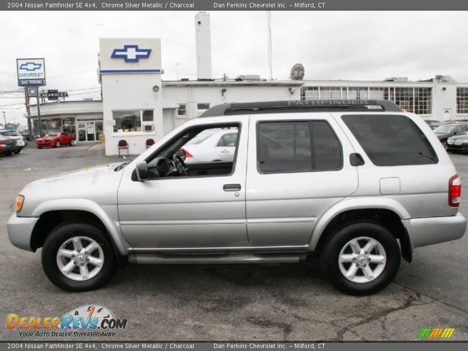 2004 Nissan Pathfinder SE 4x4 Chrome Silver Metallic / Charcoal Photo #9