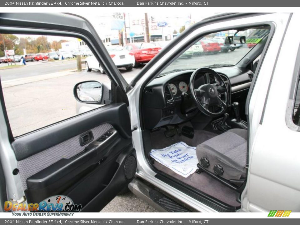 Charcoal Interior - 2004 Nissan Pathfinder SE 4x4 Photo #10