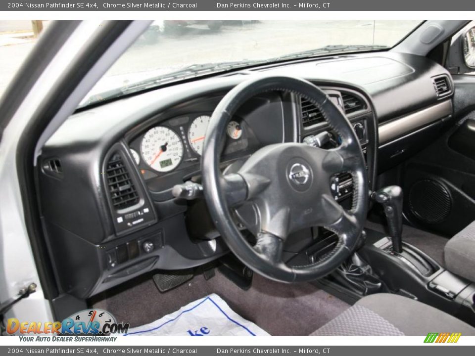 Charcoal Interior - 2004 Nissan Pathfinder SE 4x4 Photo #11