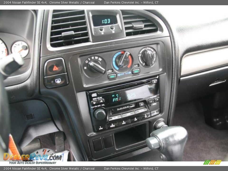 Controls of 2004 Nissan Pathfinder SE 4x4 Photo #21