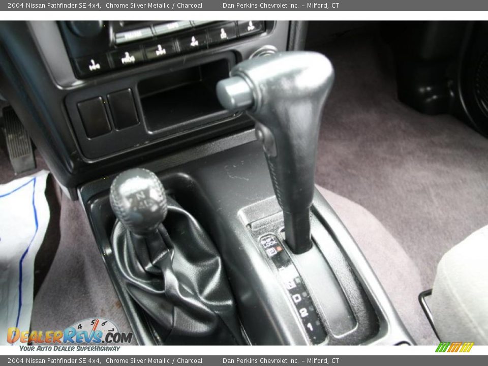 2004 Nissan Pathfinder SE 4x4 Shifter Photo #22