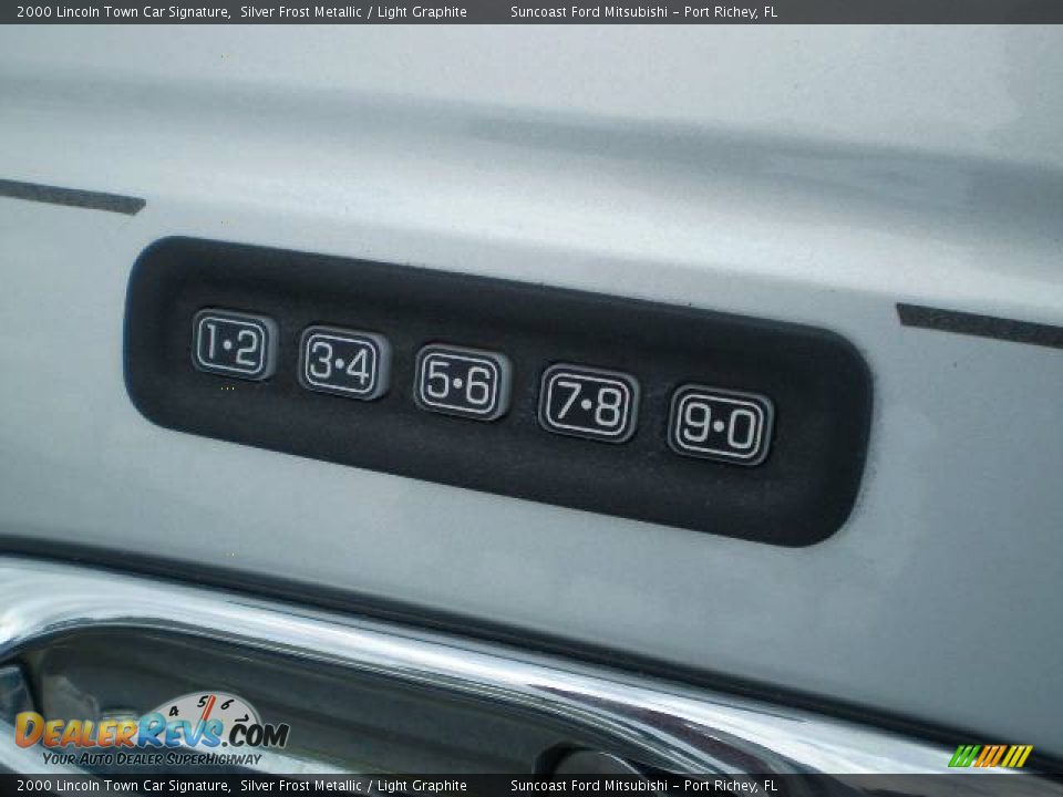 2000 Lincoln Town Car Signature Silver Frost Metallic / Light Graphite Photo #9