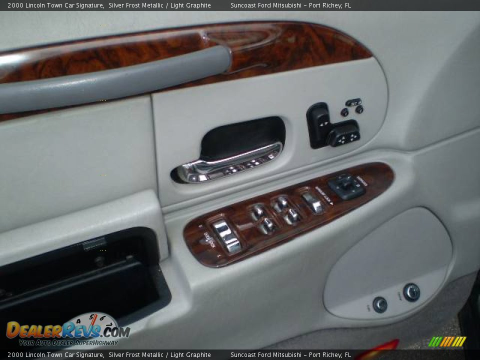 2000 Lincoln Town Car Signature Silver Frost Metallic / Light Graphite Photo #15