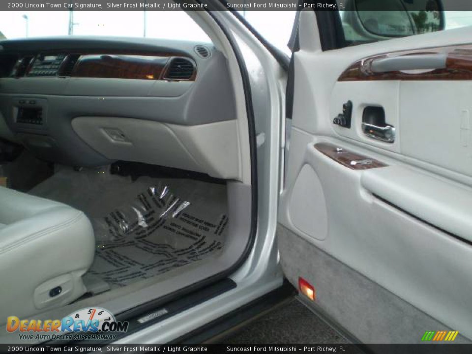 2000 Lincoln Town Car Signature Silver Frost Metallic / Light Graphite Photo #18