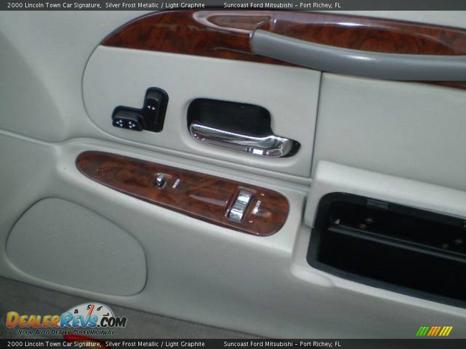 2000 Lincoln Town Car Signature Silver Frost Metallic / Light Graphite Photo #19