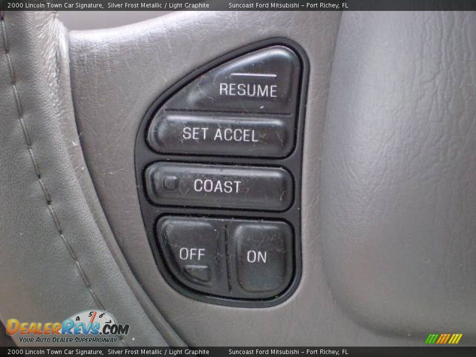 2000 Lincoln Town Car Signature Silver Frost Metallic / Light Graphite Photo #32