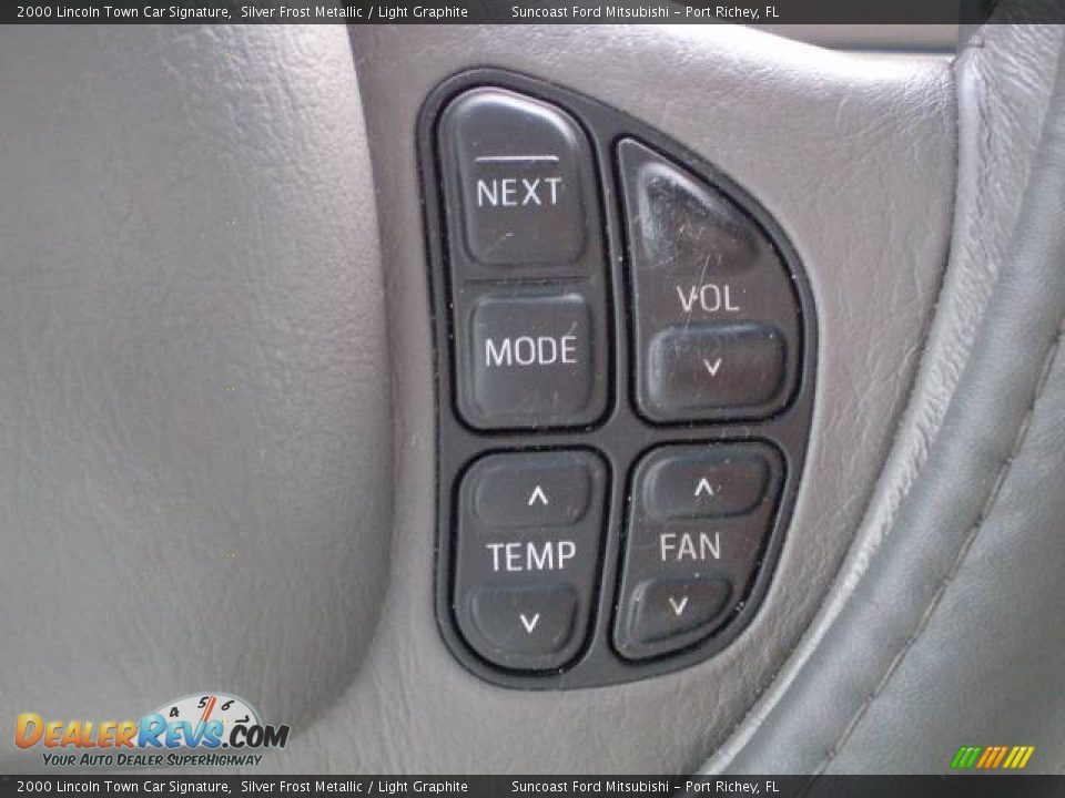 2000 Lincoln Town Car Signature Silver Frost Metallic / Light Graphite Photo #33