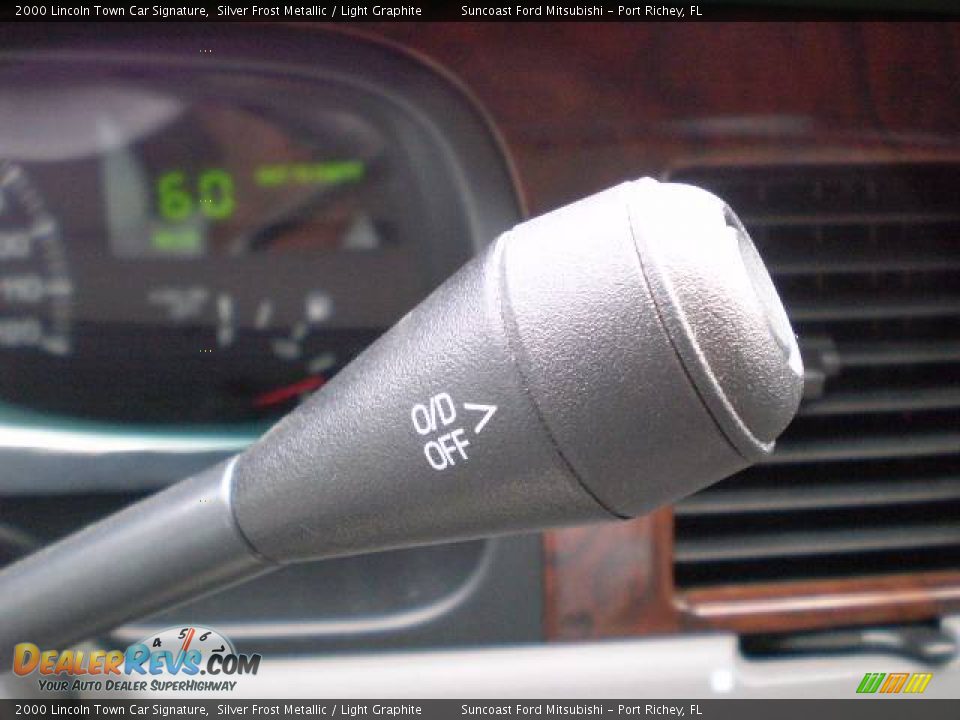 2000 Lincoln Town Car Signature Silver Frost Metallic / Light Graphite Photo #34