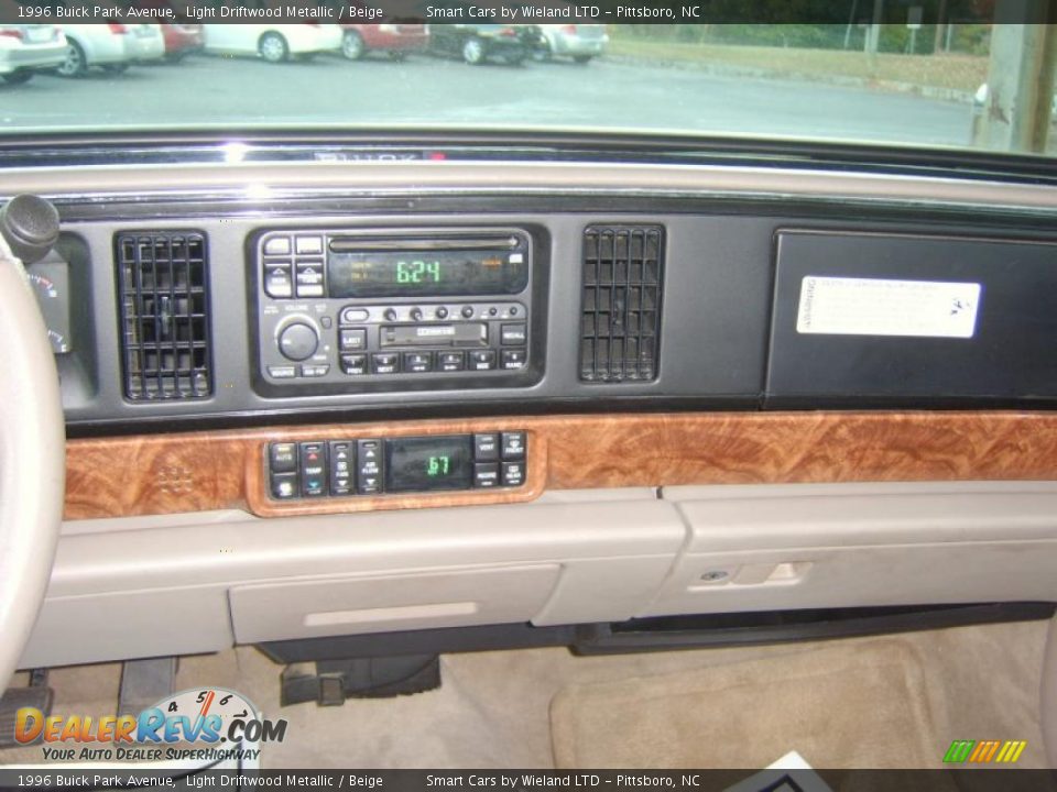 Controls of 1996 Buick Park Avenue  Photo #11