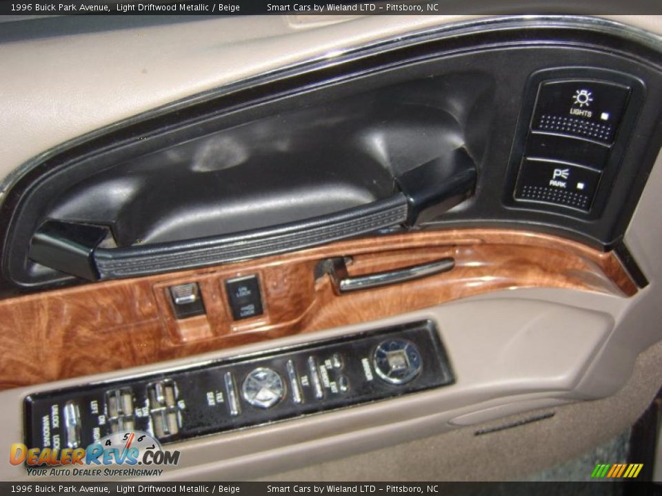 Controls of 1996 Buick Park Avenue  Photo #14