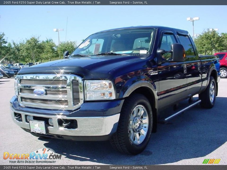 Front 3/4 View of 2005 Ford F250 Super Duty Lariat Crew Cab Photo #15