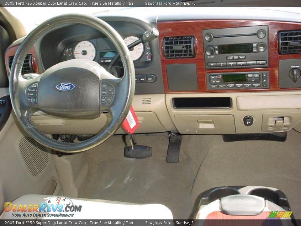 Dashboard of 2005 Ford F250 Super Duty Lariat Crew Cab Photo #27