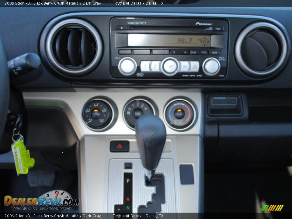 Controls of 2009 Scion xB  Photo #11