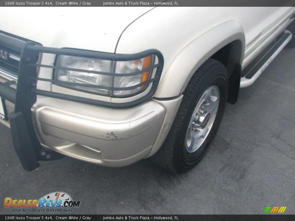 1998 Isuzu Trooper S 4x4 Cream White / Gray Photo #4