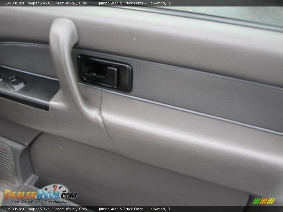 1998 Isuzu Trooper S 4x4 Cream White / Gray Photo #15
