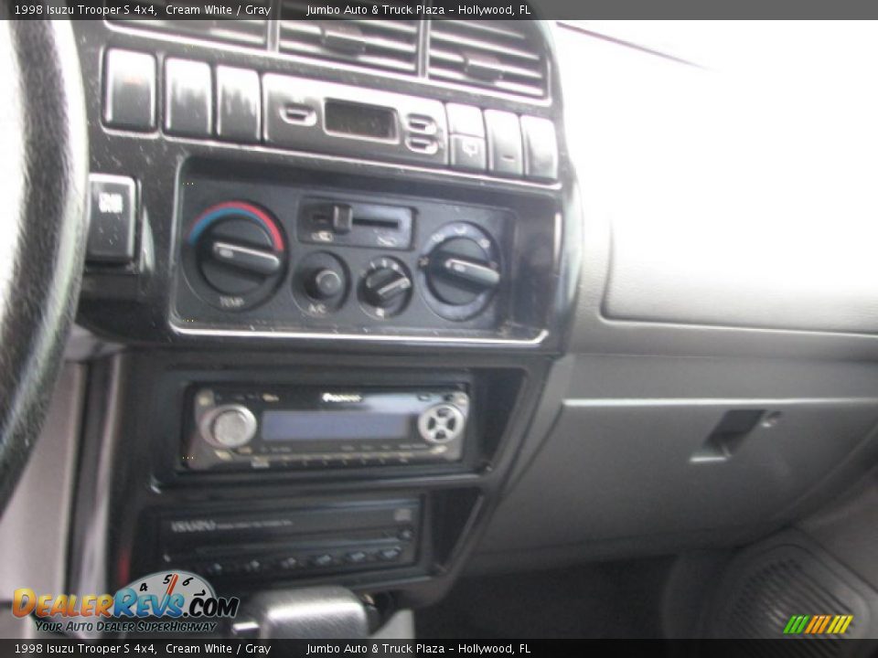 1998 Isuzu Trooper S 4x4 Cream White / Gray Photo #17