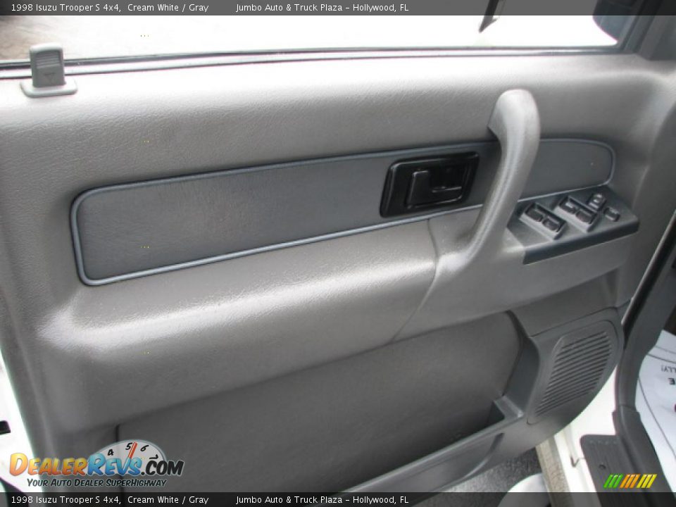 1998 Isuzu Trooper S 4x4 Cream White / Gray Photo #19